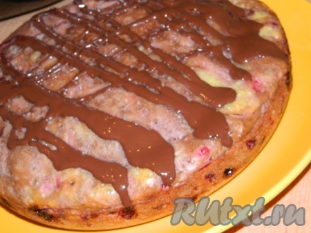 По желанию очень вкусный пирог с черносливом и красной смородиной можно полить шоколадом или посыпать сахарной пудрой.
