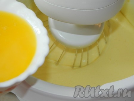 Взбиваем яйца с сахаром. Добавляем к ним растопленный маргарин.
