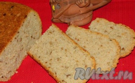 Свежий овсяный хлеб, приготовленный в мультиварке, можно подать к столу. Приятного аппетита!