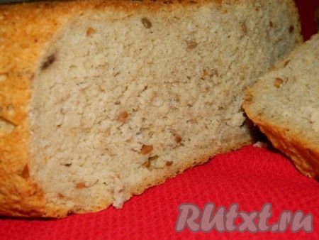 Свежий овсяный хлеб, приготовленный в мультиварке, можно подать к столу. Приятного аппетита!
