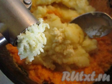 Добавьте к морковной массе 1/3 картофельного пюре. По желанию можно также выдавить через пресс немного чеснока. Всё хорошо перемешайте.
