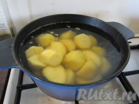 Картофель очистите и поставьте вариться. Соль - по вкусу.