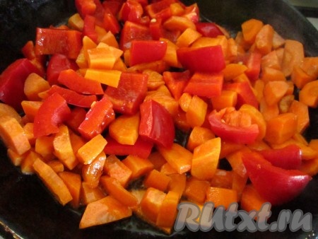 Добавить нарезанный кусочками болгарский перец. Обжаривать ещё несколько минут.