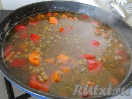 Переложить обжаренные овощи в кастрюлю с чечевичной похлёбкой. Варить ещё 10 минут.
