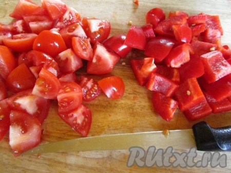 Перец и томаты нарезать крупными кусочками.