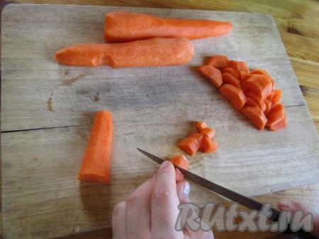 Морковь очистить и крупно нарезать.