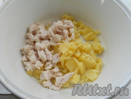 Картофель, яйца и куриное филе отварить обычным способом, остудить. Картошку и яйца очистить. Картофель нарезать кубиками, также порезать и филе.
