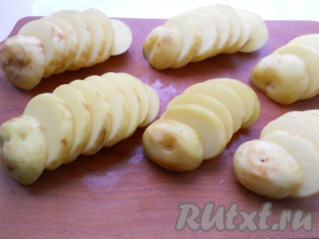 Каждую картофелину порезать кружками, толщиной около 0,5 см.