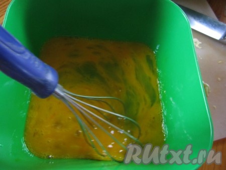Пока капуста отваривается, взбейте в глубокой миске яйца с парой щепоток соли.
