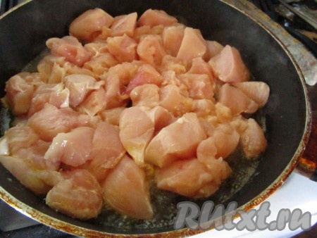 Выложите курицу в сотейник в разогретое масло с чесноком и обжаривайте на среднем огне минут 10, время от времени перемешивая.
