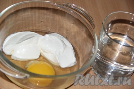В отдельной миске соединить яйцо, сметану, холодную воду.