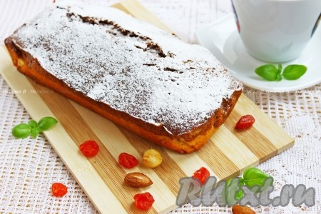 Вкусный кекс с шоколадом, вяленой вишней и орехами посыпать сахарной пудрой и нарезать на порционные кусочки.