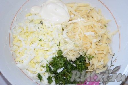 Яйца и сыр натереть на крупной терке, чеснок и зелень измельчить. Сложить в салат к горошку и соленым огурцам. Заправить сметаной или майонезом, поперчить. Можно не солить. Перемешать. 
