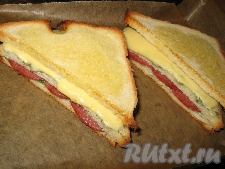 Сэндвичи  поставить в заранее разогретую до 200 градусов духовку на 8-10 минут.
