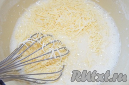 В блинное тесто добавить натёртый на мелкой тёрке сыр, перемешать.