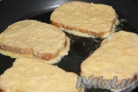 Сковороду разогреть с добавлением растительного масла, выложить кусочки хлеба, покрытые сырной смесью.