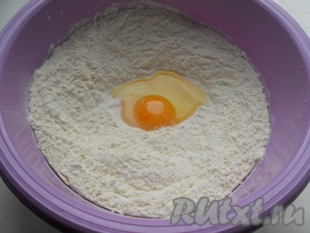 Муку просеять в глубокую посуду. Сделать углубление, добавить яйцо и соль.