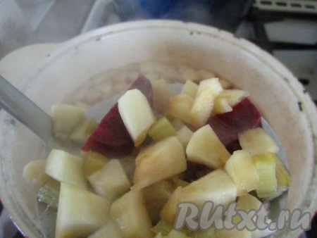 После закипания варим свёклу с ревенём и яблоками около 1/2 минуты, затем вылавливаем свеклу, чтобы она не отдала киселю также и вкус!
