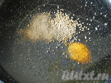 В сковороду влить подсолнечное масло, разогреть и добавить специи: горчицу, кориандр, куркуму и чёрный перец.