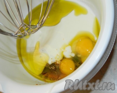 Соединить яйца, кефир, масло, соевый соус. Перемешать.