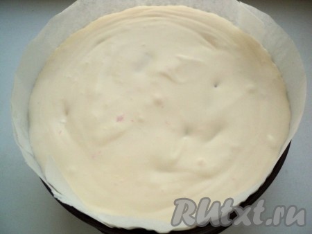 Выложить в суфле кусочки клубники и желе, перемешать и вылить в форму поверх бисквита. Поставить в холодильник на 2 часа для застывания.
