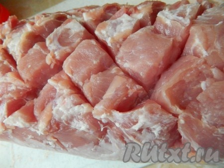 Кусок свиной вырезки моем, обсушиваем, надрезаем мясо по диагонали, делая надрезы глубиной 2-3 сантиметра. Мясо солим со всех сторон.