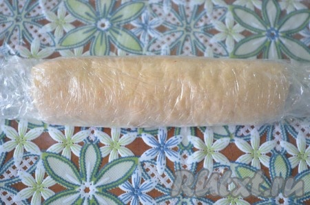 Разделить тесто для сырного печенья на 2 части. Скатать из каждой части теста колбаски диаметром примерно 4-4,5 см. Завернуть в пленку. Убрать в морозилку на 30 минут.
