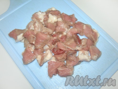Мясо нарезаем кусочками