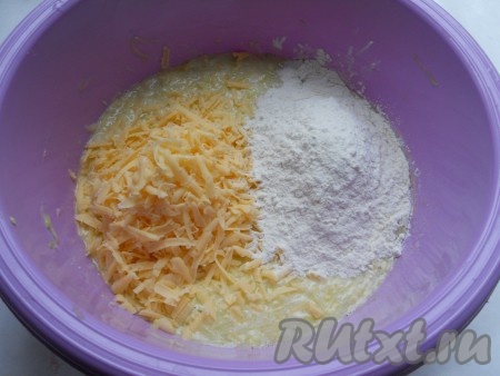 Хорошо перемешать и добавить просеянную муку и натертый на крупной терке сыр.