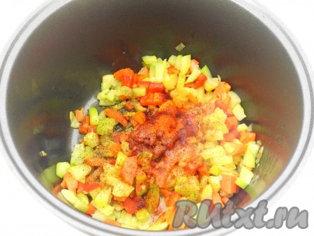Далее добавить томатную пасту, сахар, соль, паприку, черный и красный молотый перец. Перемешать и выставить режим "Тушение" на 35 минут. Несколько раз овощи следует перемешать.
