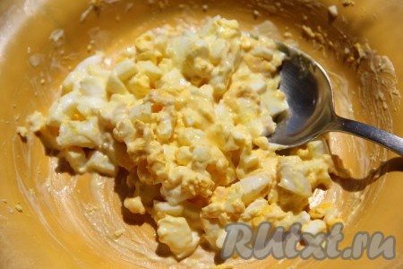 Яйца отварить и нарезать кубиками. К яйцам добавить майонез, выдавленный чеснок и тщательно перемешать.
