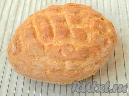 Разогреть духовку до 200 градусов и выпекать хлеб 20-25 минут до золотистого верха. Остудить хлеб на решётке.