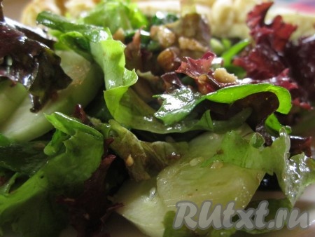 Подавайте зелёный салат с ореховой заправкой на стол и сразу ешьте!