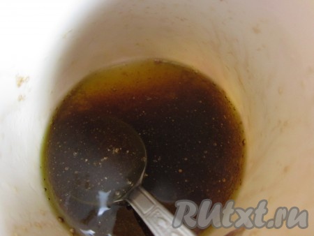 Для заправки смешайте в чашке бальзамический уксус, воду, соль и сахар. Размешайте до полного растворения соли и сахара. Добавьте в чашку оливковое масло. Активно перемешивайте масло и уксус, пока соус немного не загустеет.