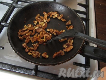Сначала слегка подсушите на горячей сковороде без масла горсть грецких орехов и отставьте их в сторону остывать.