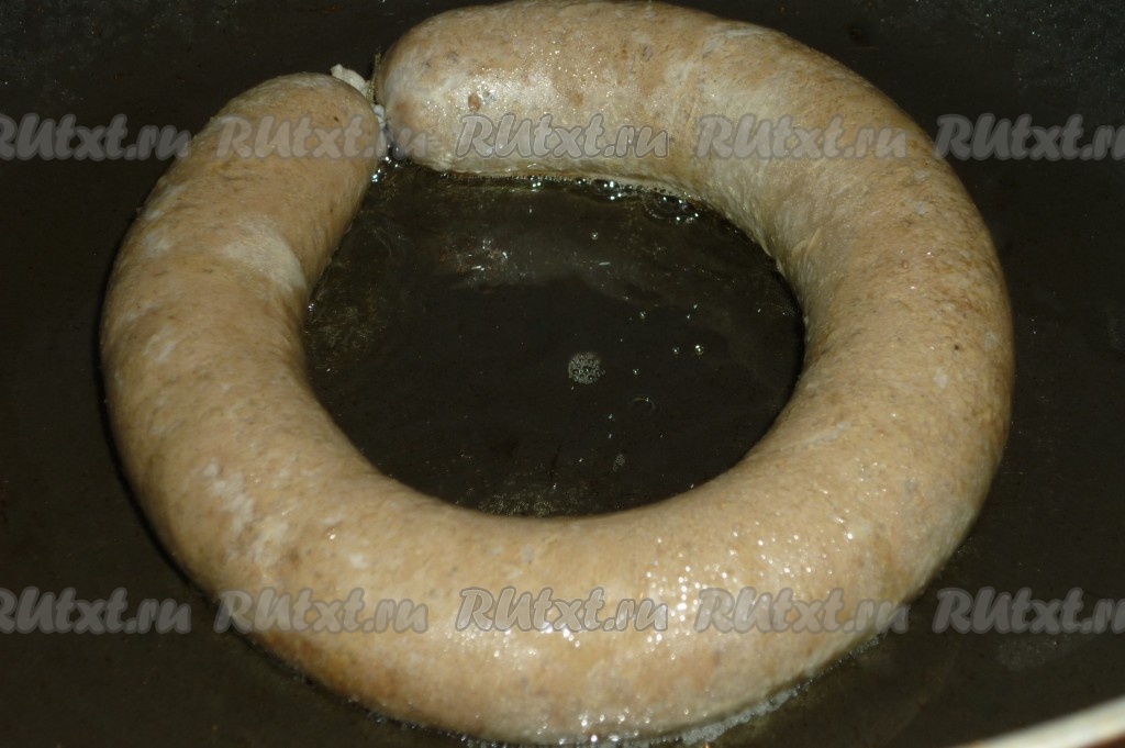 Фото домашней печеночной колбасы в кишке.