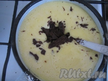 Затем добавьте шоколад, порезанный чешуйками
