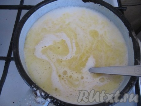 В кастрюльке немного подогрейте молоко и разведите им смесь из яиц и муки.

