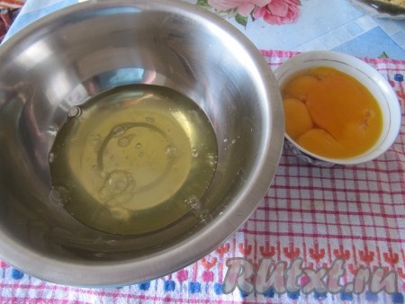 Приготовьте тесто:
Разбейте яйца, отделив белки от желтков. К белкам добавьте сахар и взбейте миксером.
