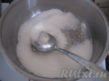 Приготовьте карамель:

Во вторую кастрюльку насыпьте 150 грамм сахара, не добавляя воду, и сварите светлую карамель.