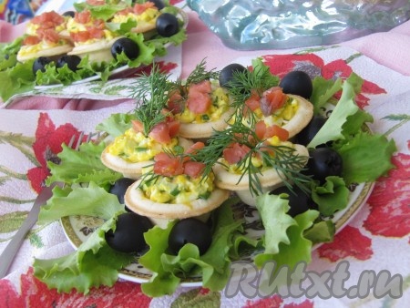 9. Готовые тарталетки с рыбой выложите на блюдо украсьте салатом и оливками.