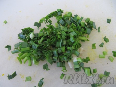 4. Мелко порубите зеленый лук.
