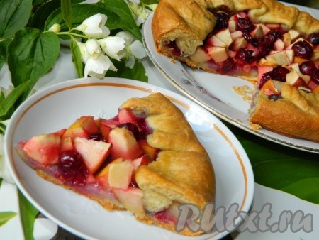 Наш вкусный пирог с яблоками и вишней готов!