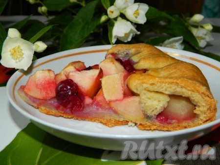 Наш вкусный пирог с яблоками и вишней готов!