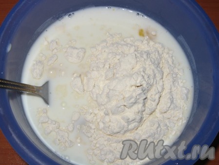 2-ой стакан молока соединить с яйцами и мукой, перемешать до однородной массы. 