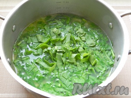 Выложить шпинат в суп, перемешать и варить 2 минуты.