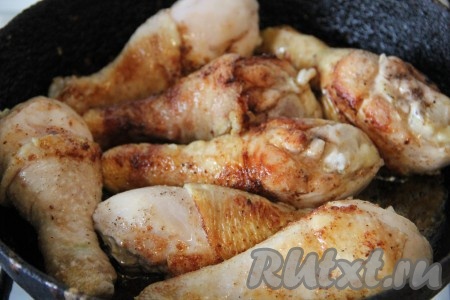 Обжарить курицу на сливочном масле со всех сторон. Мясо отложить в сторону, а на сковороде, в которой мы ее обжаривали, продолжаем готовить соус.

