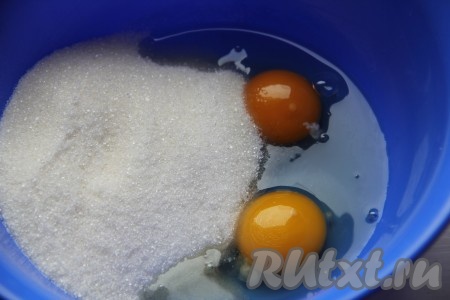 Шоколад растопить и остудить. Яйца взбить с сахаром и ванильным сахаром с помощью венчика до однородности.