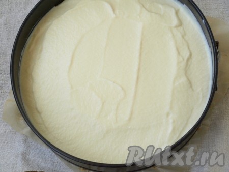Для крема с помощью блендера взбить сливки со сметаной, сахаром и ванильным сахаром. Сливки должны быть холодными. Поверх бисквита выложить сливочный крем и разровнять. Убрать в холодильник для застывания на 2-3 часа.
