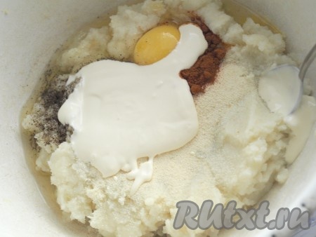 Капусту измельчить с помощью блендера, добавить манную крупу, яйцо, паприку, соль, перец, сметану и соду.
